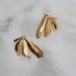 primer plano de Hoja de Lata Joidart Pendientes Dorados Exotica Grandes