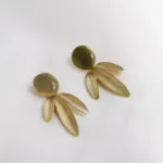Primer plano de Hoja de Lata Joidart Pendientes Dorados Oliva Tres Hojas