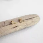 Primer plano madera decorativa con Hoja de Lata Joidart Pendientes Dorado Garbet Pequeños