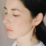 Modelo con Hoja de Lata Joidart Pendientes Dorado Minima Coral