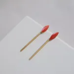 Primer plano de Hoja de Lata Joidart Pendientes Dorado Minima Coral