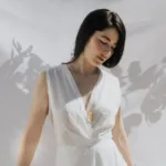 Modelo posando vestido blanco con Collar Joidart Gargantilla dorada exotica