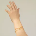 Mano posando con Hoja de Lata de Joidart modelo Pulsera Embolic