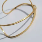 Primer plano de Mano posando con Hoja de Lata de Joidart modelo Pulsera Embolic