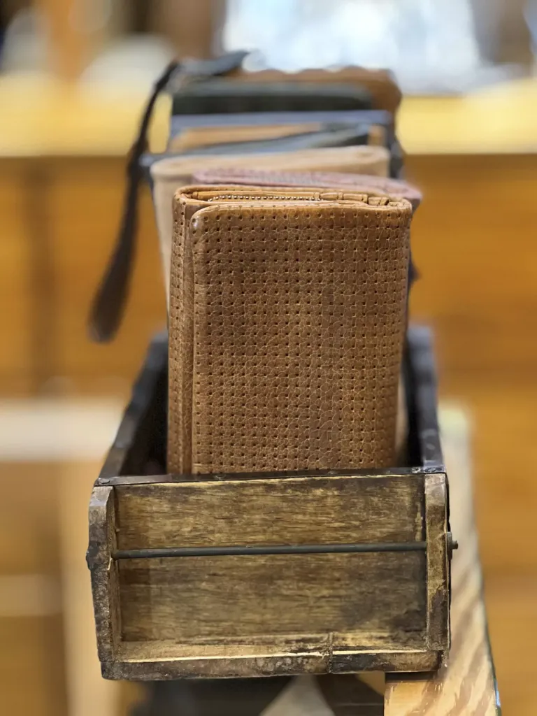 Carteras colocadas en una caja de madera