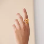 Mano modelando con anillo Joidart de Hoja de lata aviles bisuteria dorado Arai