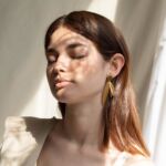 Pendientes Dorados Olivia Dos Hojas - Imagen 2